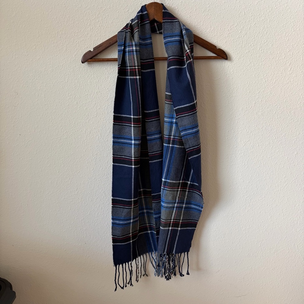 Macy's Soft Cashmere-like Winter Fall Navy, Gray Blue Plaid Men's Fringe Scarf - Picture 6 of 6